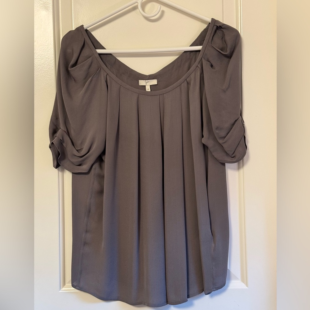 Joie. Silk blouse short sleeve. Soft grey. Size M.